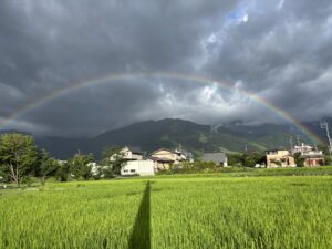 白馬山々と虹を撮影